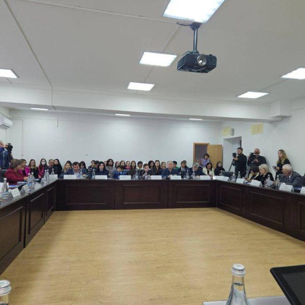 В Карачаевске состоялся круглый стол на тему «Соцветие народов и религий: Карачаево-Черкесия в условиях новых вызовов»